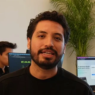 Owen González, fundador de Axioma, en su oficina de León, Guanajuato.